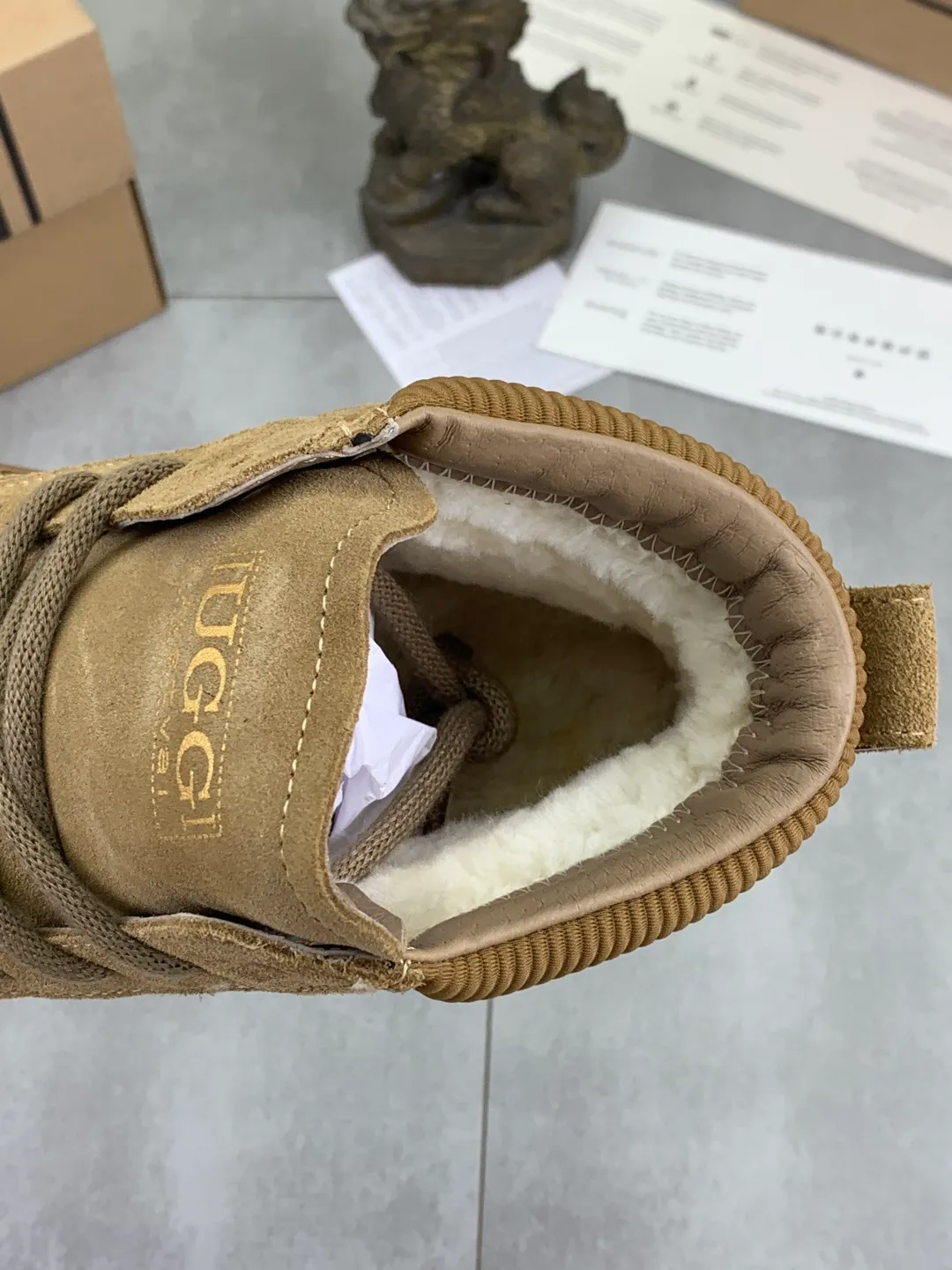 Men's men's shoes 💰P620 New arrival 🆕🆕🆕 IUGGI men's British retro Martin boots Winter new men's outdoor hiking boots First layer of cowhide on the outside and wool on the inside Comfortable and warm sole Rubber outsole Non-slip and firm Trendy and fashionable Casual and versatile Size: 39-44 Three colors A6869